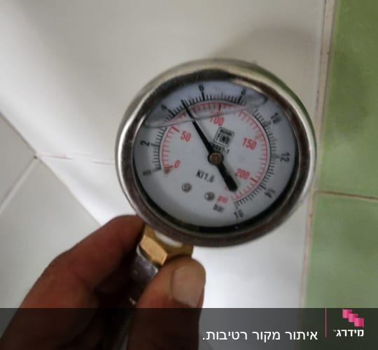 מד לחץ מים מוחזק ביד לבדיקה
